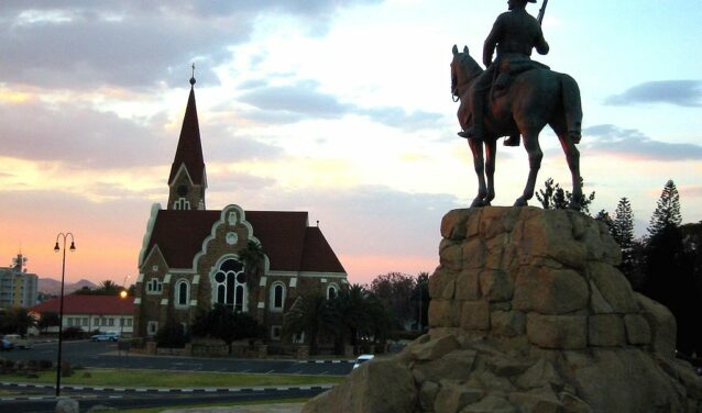 Windhoek : Statue équestre surplombant une église au coucher.