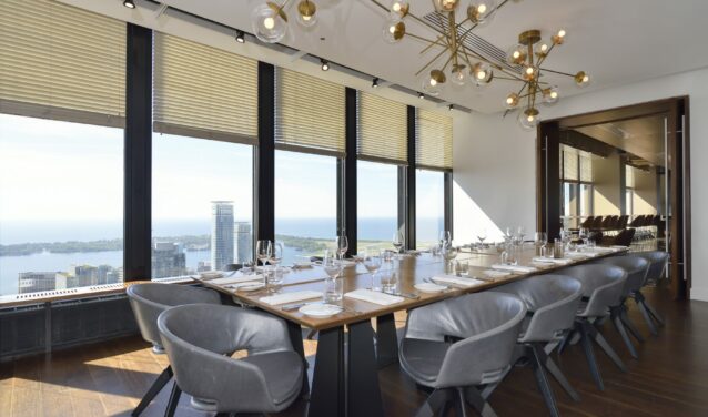 Salle à manger moderne à Toronto, vue sur ville.