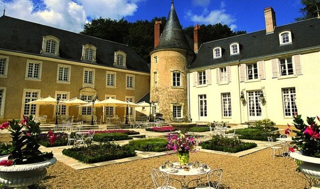 Val De Loire : château élégant, jardin soigné, ciel bleu.