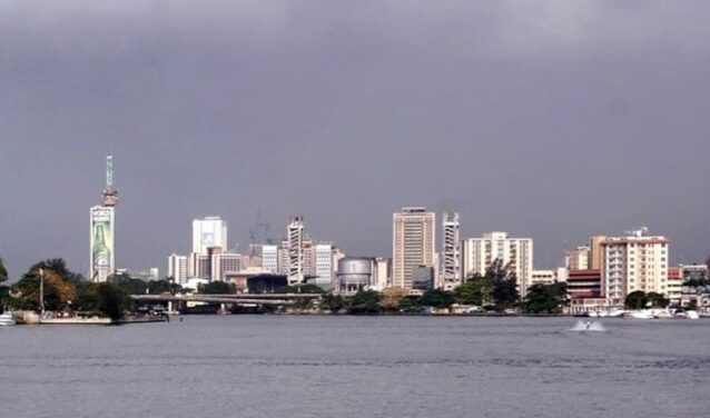 Skyline de Lagos, Nigeria, avec immeubles et ciel nuageux.