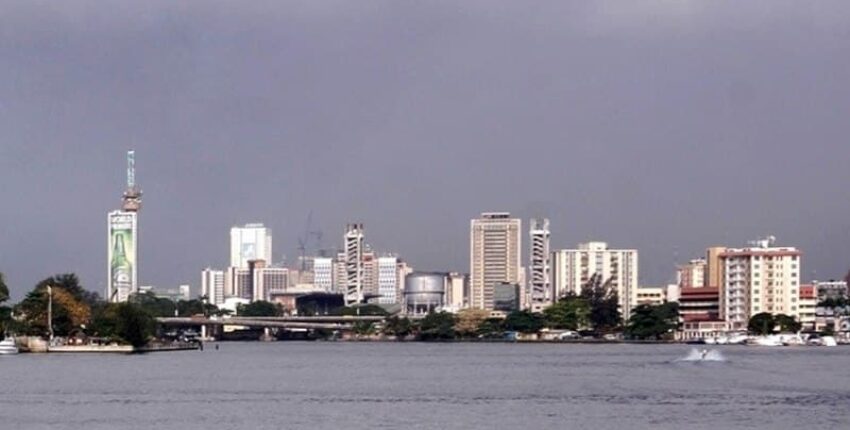 Skyline de Lagos, Nigeria, avec immeubles et ciel nuageux.