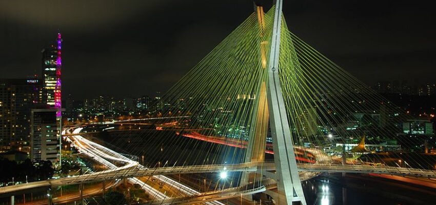 emplacement de jet privé : pont éclairé avec trafic urbain.