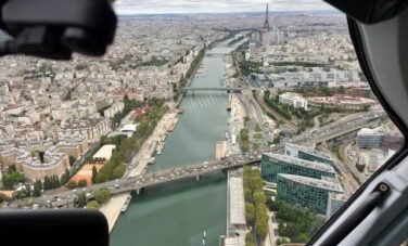 Vue aérienne de Paris avec la tour Eiffel en arrière-plan.