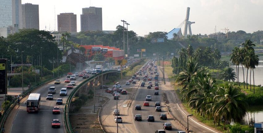 location jet privé - vue aérienne d'une autoroute animée