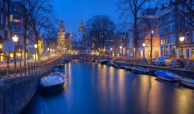 Canal d'Amsterdam au crépuscule, reflet splendide. 