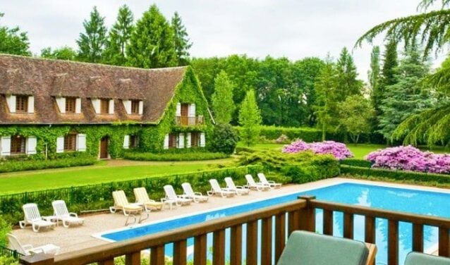 Maison de campagne Sologne, jardin luxuriant et piscine.