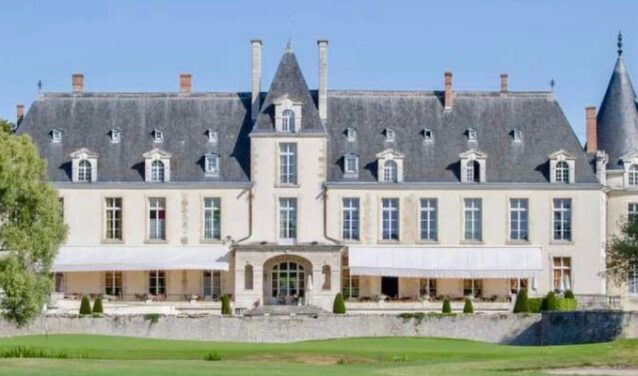 Château D'Augerville, Fontainebleau avec tourelles élégantes et verdure.