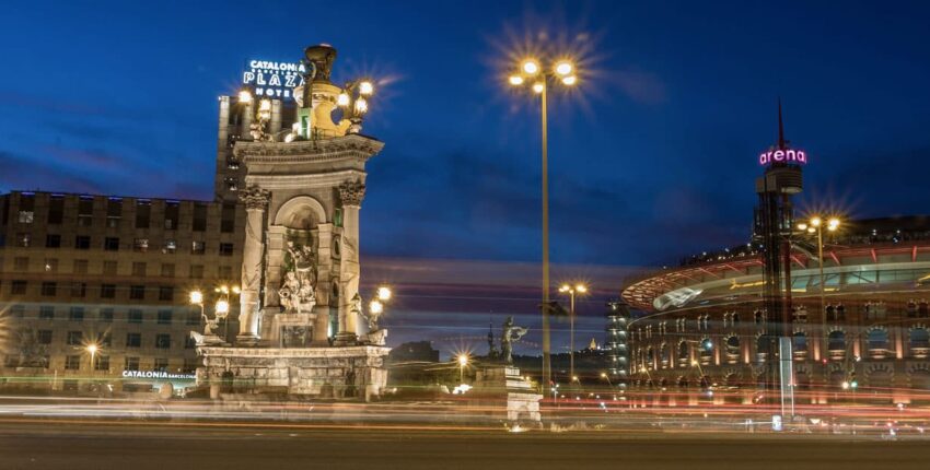 location jet privé - Monument éclairé avec des traînées lumineuses.