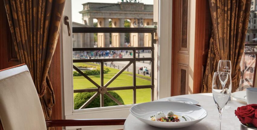 Porte de Brandebourg vue depuis une table dressée élégamment.