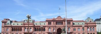 Casa Rosada sous ciel bleu à Buenos Aires.