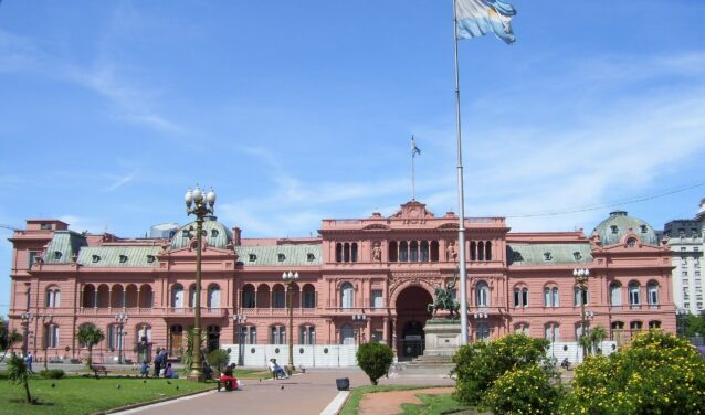 Casa Rosada sous ciel bleu à Buenos Aires.