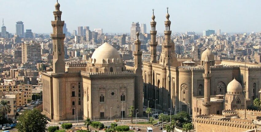 Mosquée historique du Sultan Hassan du Caire et paysage urbain.