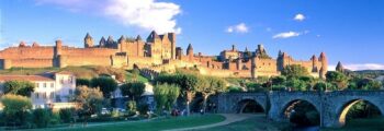 Carcassonne : vue panoramique, forteresse médiévale et verdure.