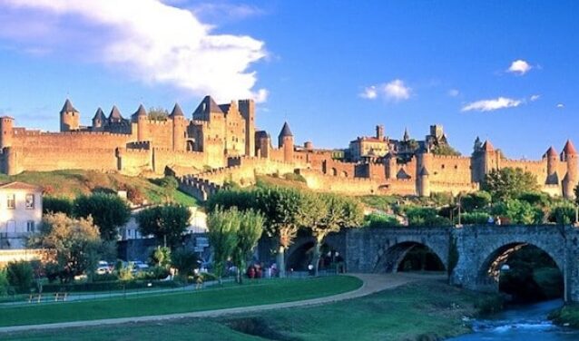 Carcassonne : vue panoramique, forteresse médiévale et verdure.