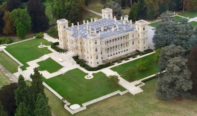 Château de Ferrières aériennes, jardins luxuriants.