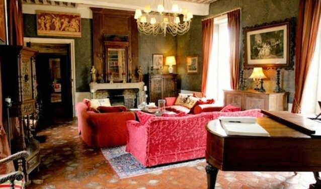 Requête cible Inspiré par l’opulence du Château D’origny : Salons élégants avec canapés rouges.