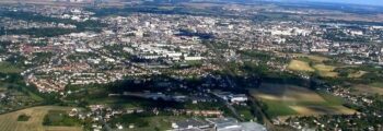 Châteauroux – Vue aérienne des champs et verdure.