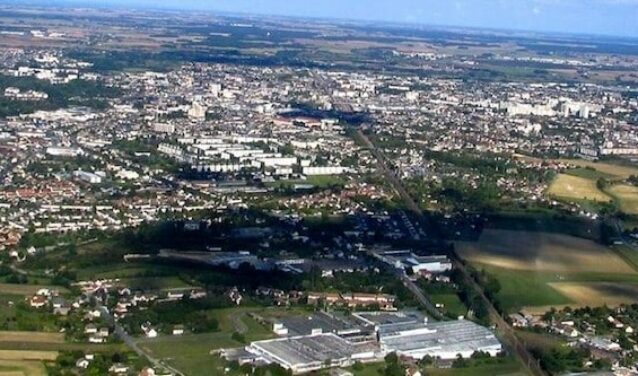 Châteauroux – Vue aérienne des champs et verdure.