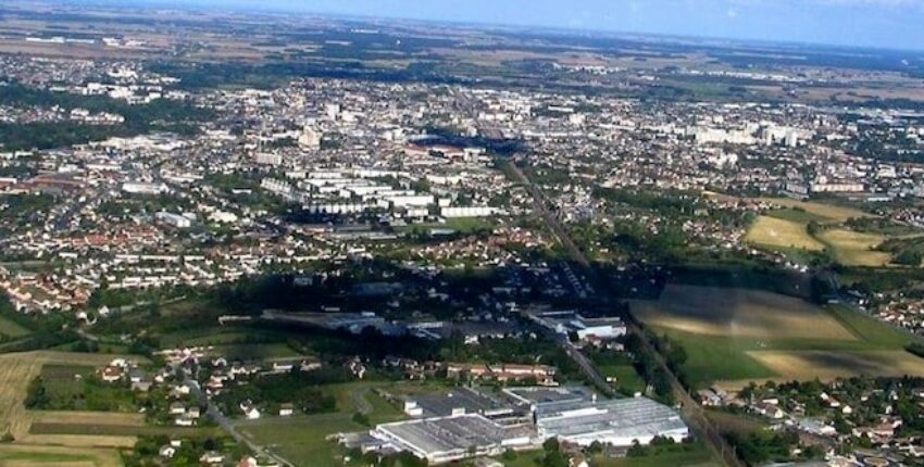 Châteauroux – Vue aérienne des champs et verdure.