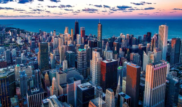 Chicago skyline au crépuscule, gratte-ciels et lac.