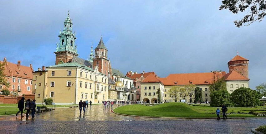 Château Wawel à Cracovie, Pologne, cour animée.