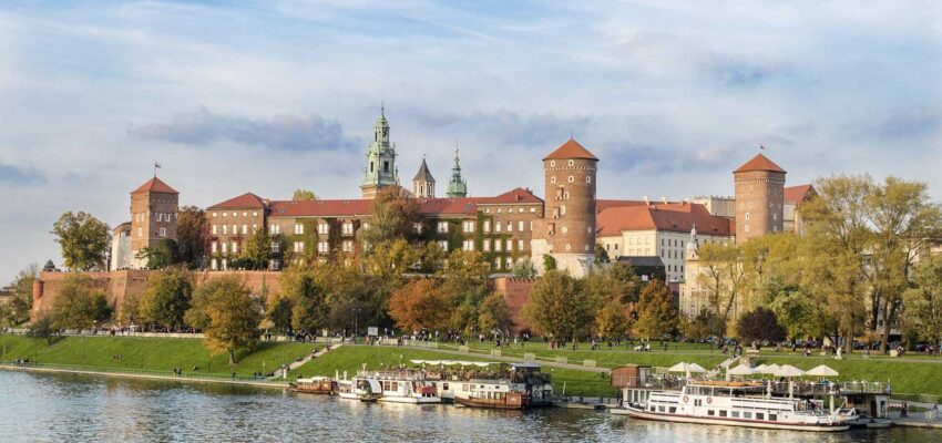 Château Wawel, Cracovie, Pologne, bateau sur la Vistule.