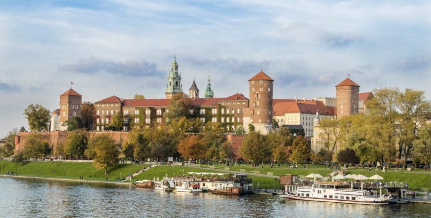 Château Wawel, Cracovie, Pologne, bateau sur la Vistule.