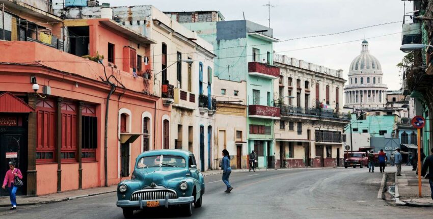 **Requête cible indiquée : Location de voiture vintage**

Location de voiture vintage en ville colorée.