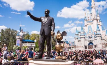 Statue de Walt Disney et Mickey, ciel bleu.