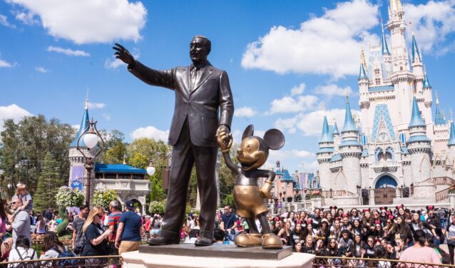 Statue de Walt Disney et Mickey, ciel bleu.