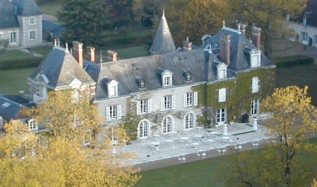 Domaine des Hauts De Loire, château historique entouré d'arbres.