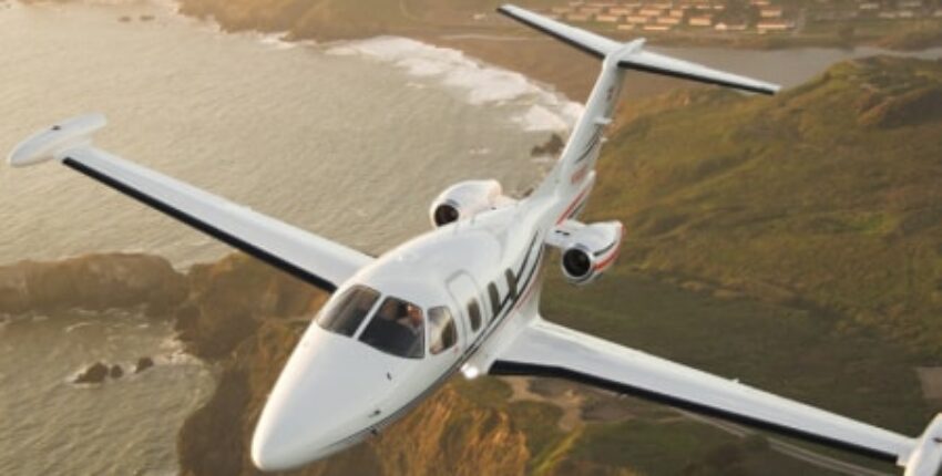 Eclipse 500 blanc vue du dessus en vol