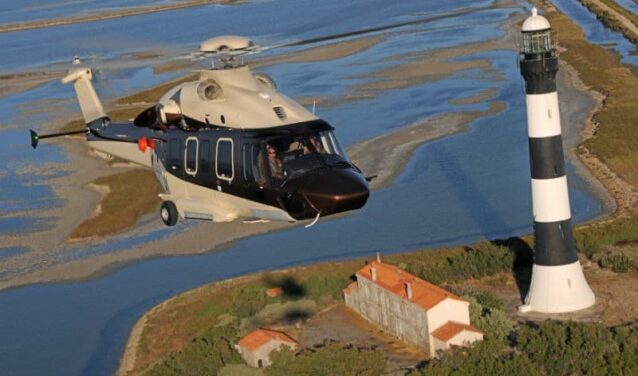 HN 175 : Hélicoptère survolant une île balisée.