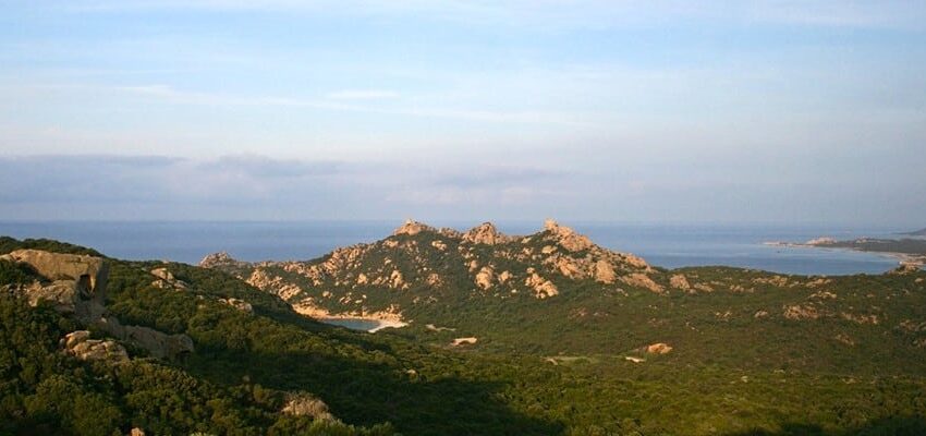 Paysage corse montagnard avec vue sur mer.