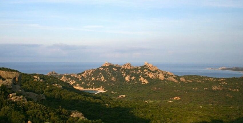 Paysage corse montagnard avec vue sur mer.