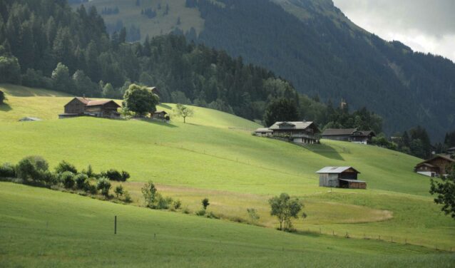 Gstaad Saanen : Paysage serein de montagnes et collines verdoyantes.