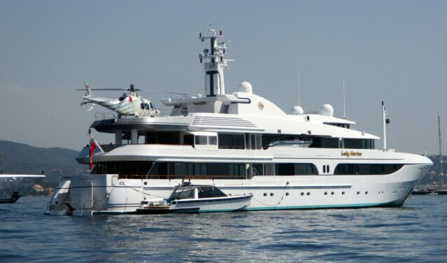 yacht luxe avec petit bateau et hélicoptère sur pont