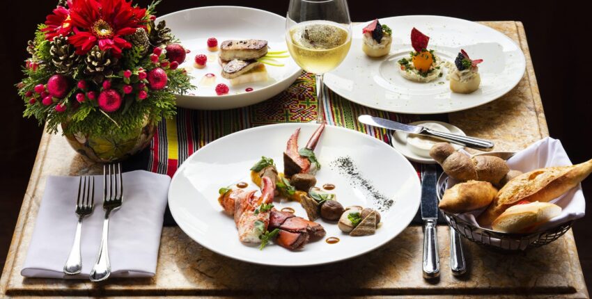 Titre de la page : Repas gastronomique dressé sur une table.