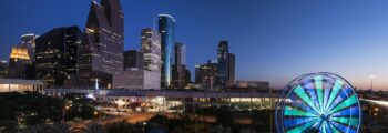 Houston skyline de nuit avec grande roue brillante.