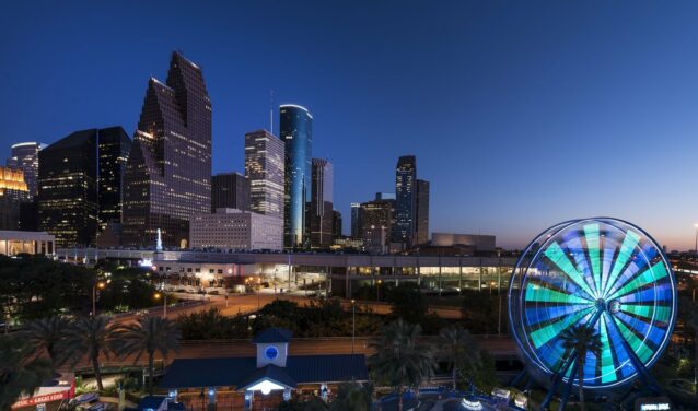 Houston skyline de nuit avec grande roue brillante.