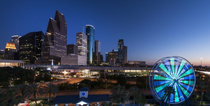 Houston skyline de nuit avec grande roue brillante.