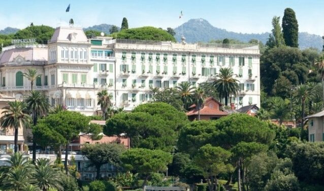 Grand Luxury Hôtels : Hôtel majestueux entouré de verdure.