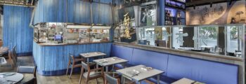 **Titre de la page:** Restaurant Moderne | Restaurants chics de Hong Kong

**Texte optimisé SEO (alternative balise) :**
Restaurant moderne intérieur, bleu et bois