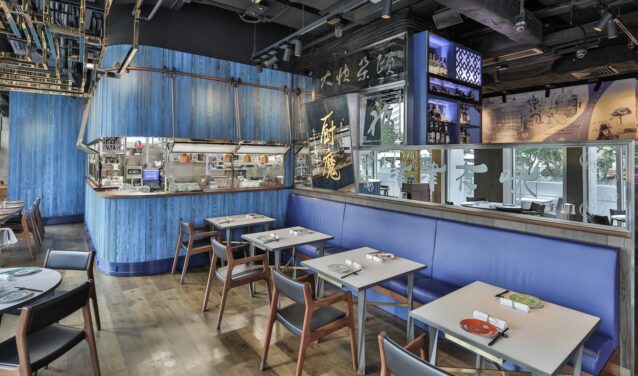 **Titre de la page:** Restaurant Moderne | Restaurants chics de Hong Kong

**Texte optimisé SEO (alternative balise) :**
Restaurant moderne intérieur, bleu et bois