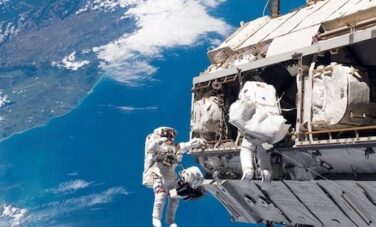 Astronautes de l'ISS en sortie extravéhiculaire.