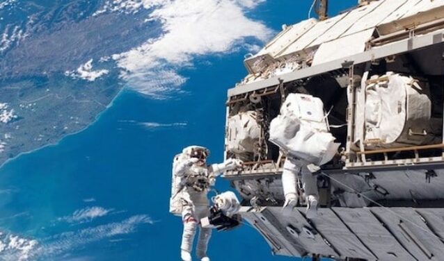 Astronautes de l'ISS en sortie extravéhiculaire.