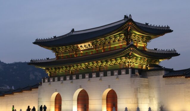 Porte principale du palais Gyeongbokgung au crépuscule, Séoul.