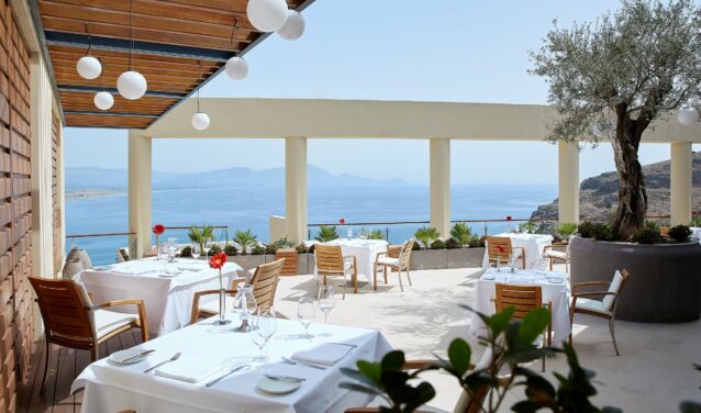 Restaurant en plein air à Rhodes, vue sur mer