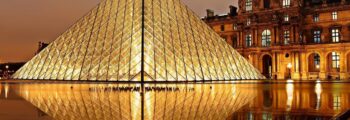 Le majestueux reflet nocturne de la Pyramide du Louvre.