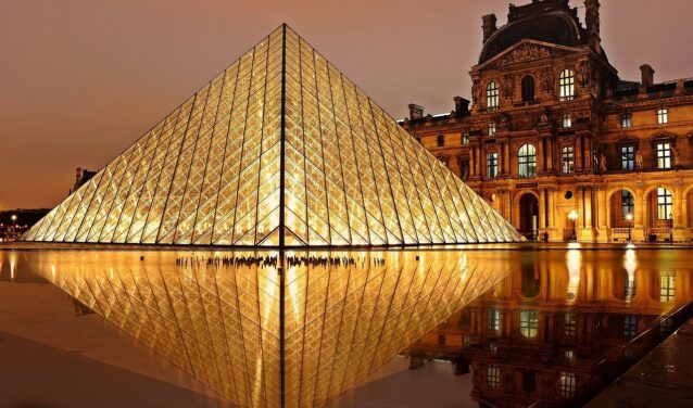 Le majestueux reflet nocturne de la Pyramide du Louvre.